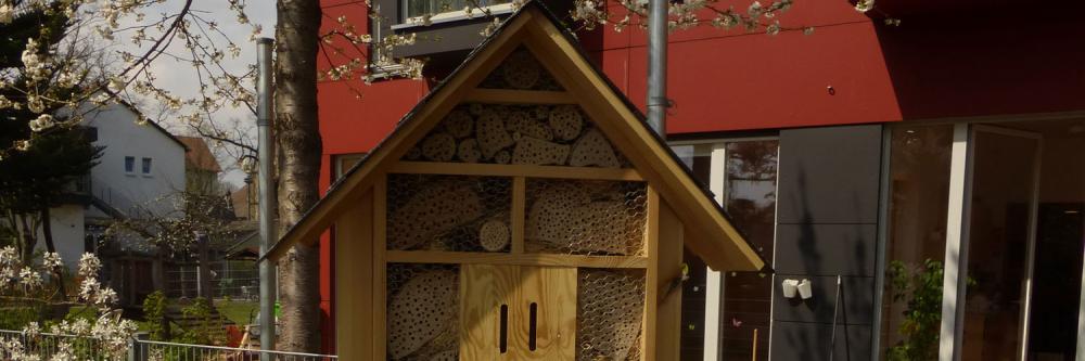 Das neue Insektenhotel im Kinderhaus-Garten